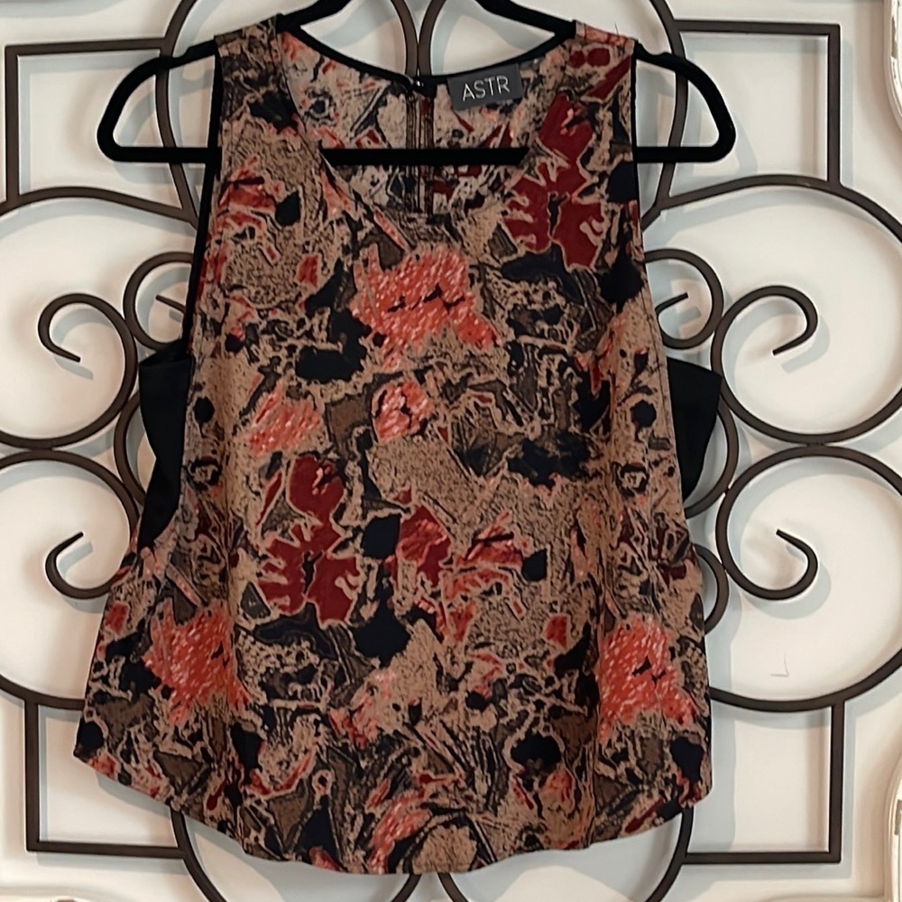 ASTR SLEEVELESS SILKY TANK ABSTRACT BLOUSE SIZE MEDIUM